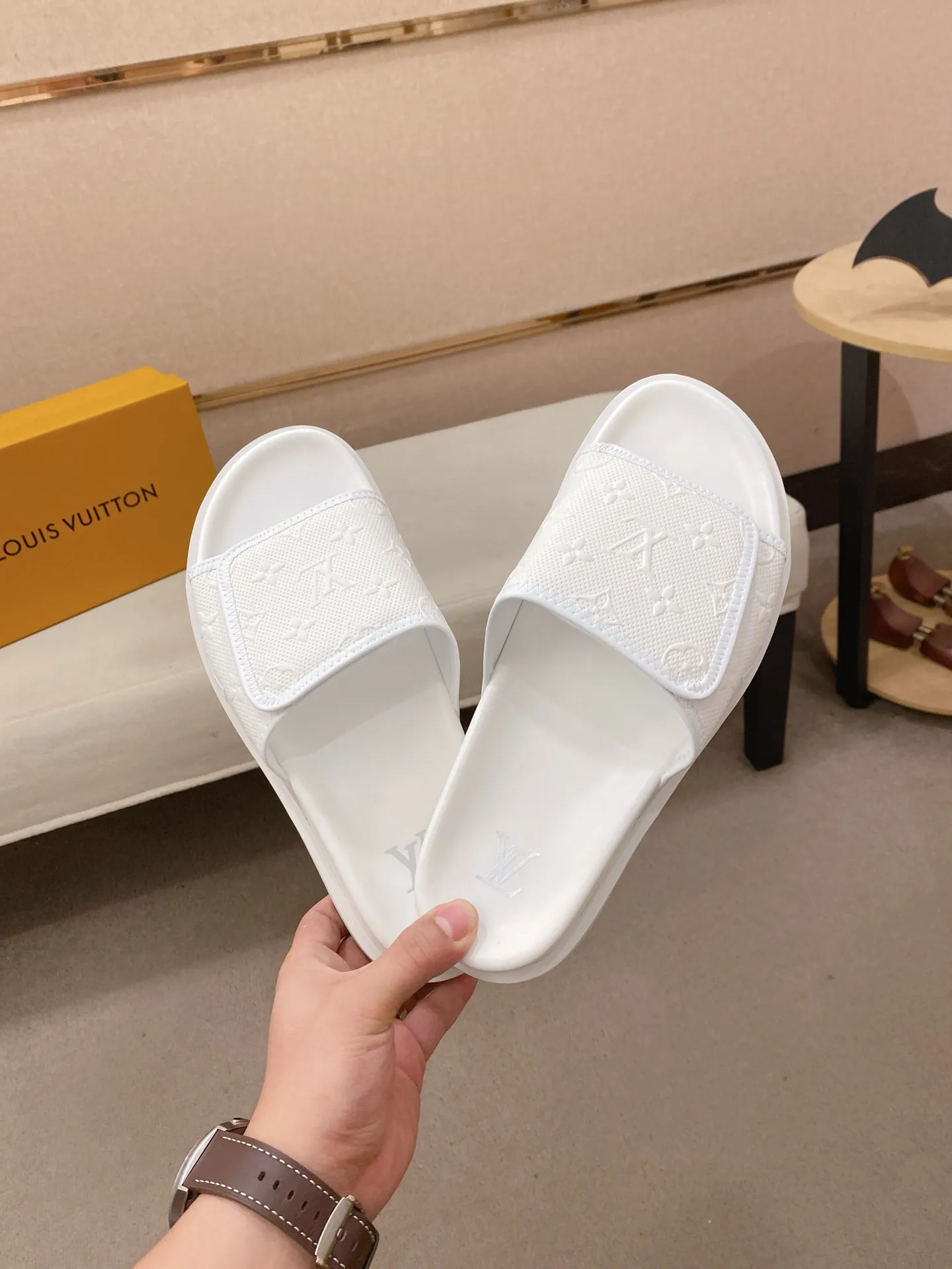 Men's shoes💰: 320💰Made by LV🔍Top purchasing agent, men's spring and summer slippers are available at the same counter. The uppers are made of cowhide imported from Italy, with logo graphics and high-quality craftsmanship. Soles: original soles specially provided by the original factory. Exclusive molded soles are super comfortable. Original goods with single order, 🔍🔍high quality, you can enter and exit the counter at will. Welcome to compare, code number 38-44.